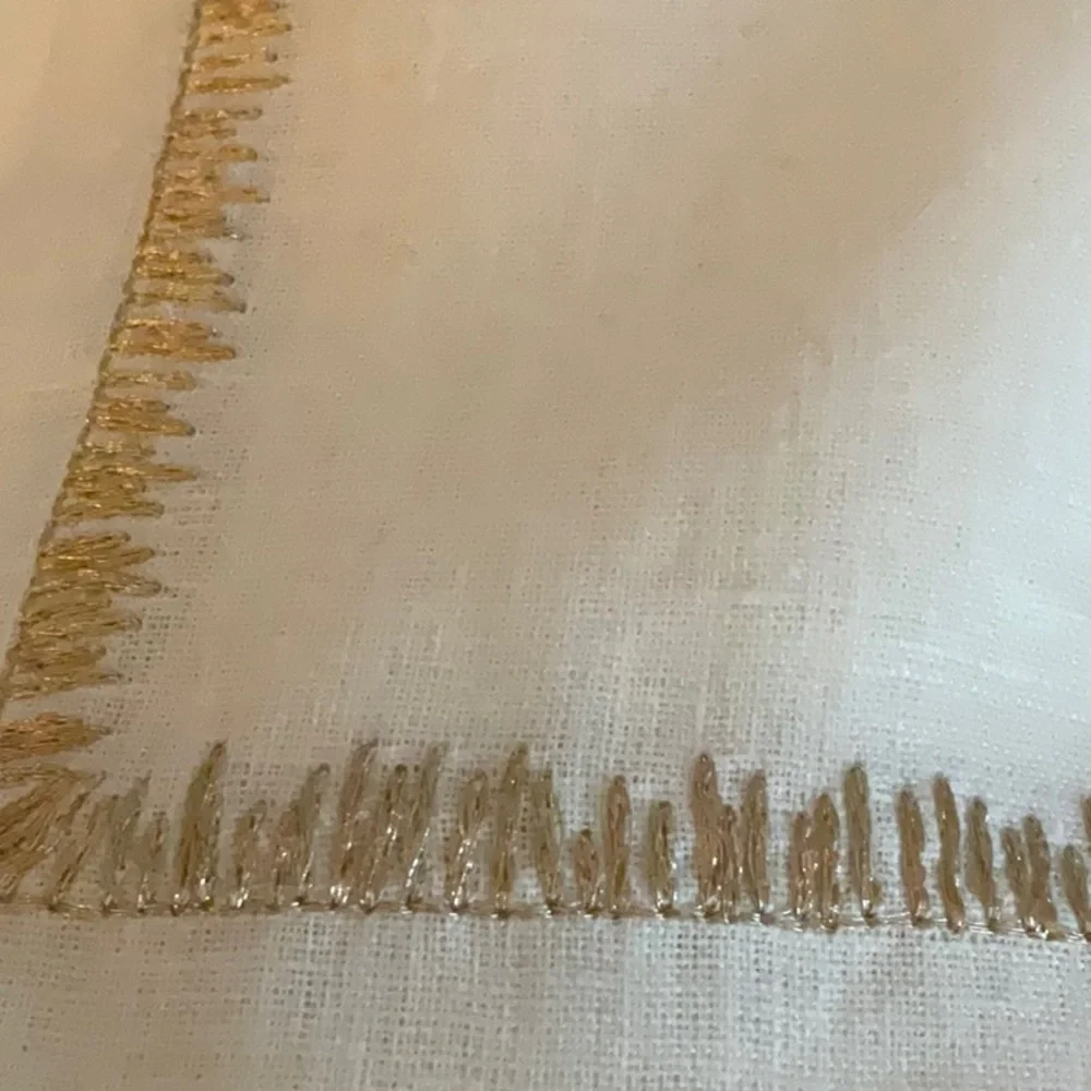 NWT KIM SEYBERT FILAMENT NAPKIN WHITE LINEN MULTI SET OF 2 metallic embroidery
